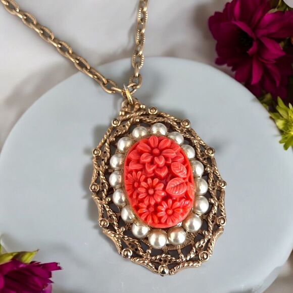 Vintage 1960s Sarah Coventry Floral Cameo Necklace Faux Pearl Gold Tone - 7U - Picture 5 of 5